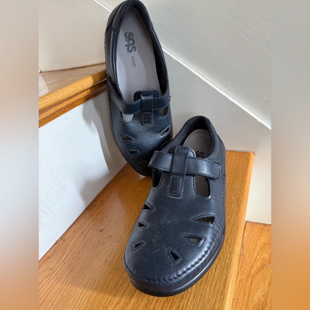 Can’t beat the comfort. Great walking shoe. 
Navy  color